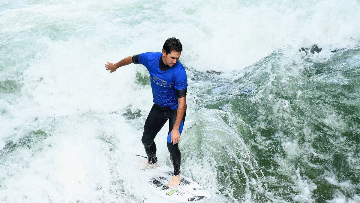 ...am Eisbach im Englischen Garten zeigt der 33-Jährige sein Können und verzückt die Zuschauer