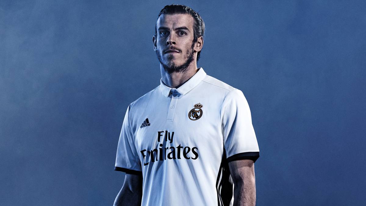 Real Madrids neues Trikot soll an klassische Jerseys der Königlichen erinnern. Bereits in den Neunzigerjahren und Anfang dieses Jahrtausends trat Real mit lilafarbenen Applikationen auf dem weißen Trikot an. In der Saison 2010/11 war zudem das Auswärtstrikot zuletzt komplett lila