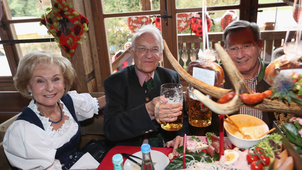 Gipfeltreffen bei Tisch: Edmund Stoiber mit Frau Karin und Bayern-Präsident Karl Hopfner 