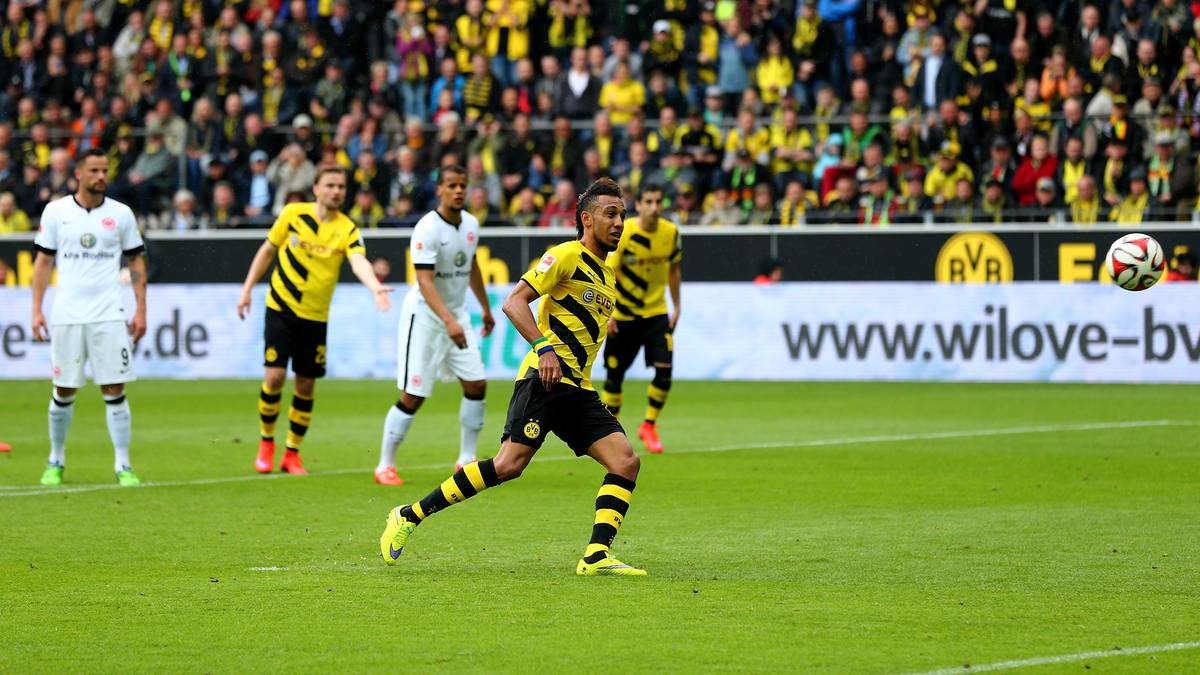 In Dortmund bringt Pierre Emerick Aubameyang den BVB in der 24. Minute mit einem verwandelten Handelfmeter in Führung. Der Gabuner lupft den Ball ganz frech in die Mitte...