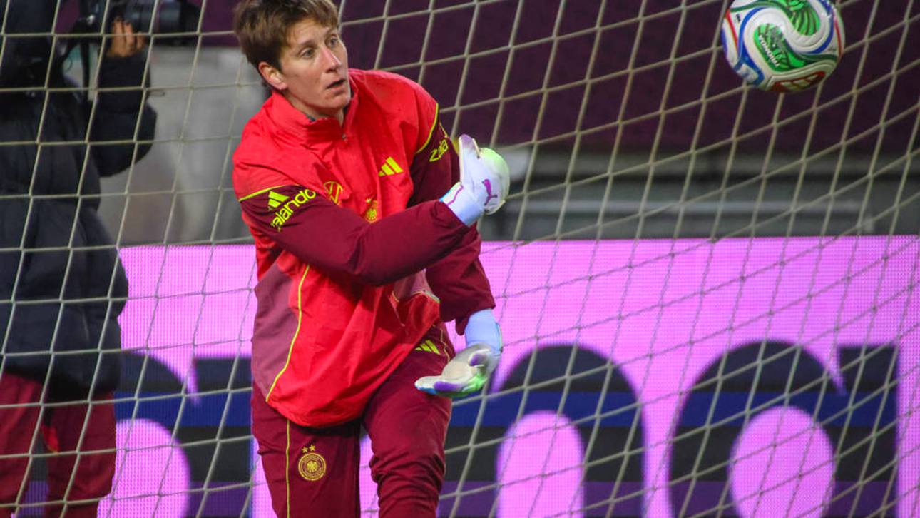 Ann-Katrin Berger steht im Final-Hinspiel gegen Spanien im Tor