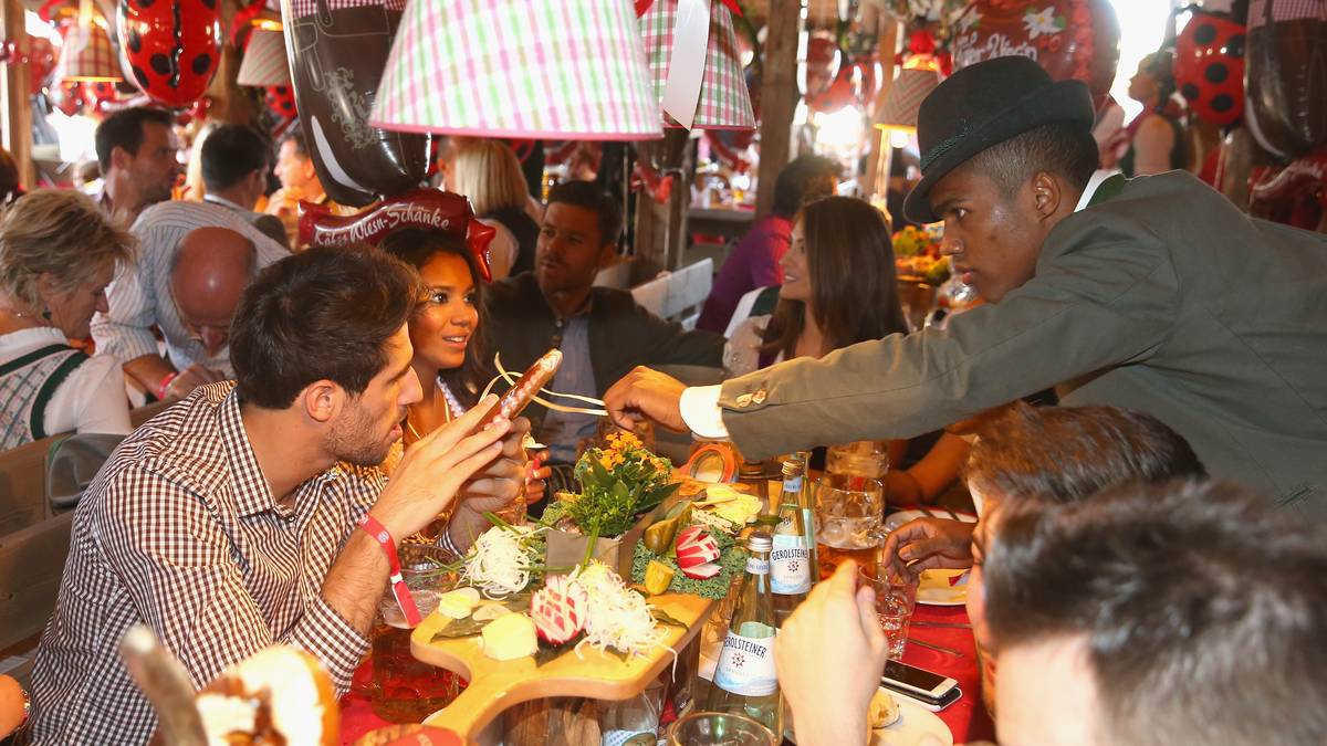 Douglas Costa (r.) und Javi Martínez