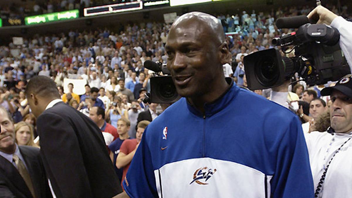 Am 16. April 2003 bestreitet der Sportler des Jahrhunderts - dazu wählt ihn "ESPN" -  schließlich sein letztes Liga-Spiel für die Wizards gegen die Philadelphia 76ers. Er bekommt drei Minuten lang Standing Ovations.