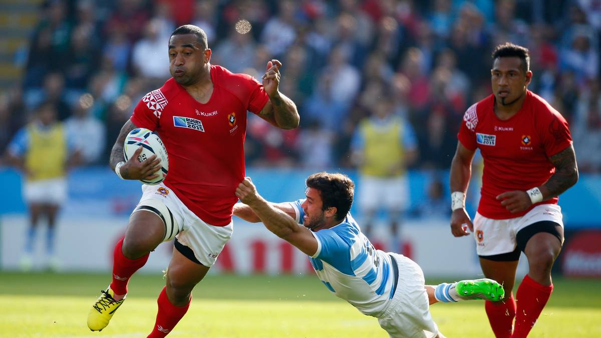 Die Gauchos wehren sich natürlich aber trotz der Einschüchterungsversuche nach Kräften. Fetu'u Vainikolo wird vom Argentinier Martin Landajo gerade noch so am Trikot erwischt und ausgebremst