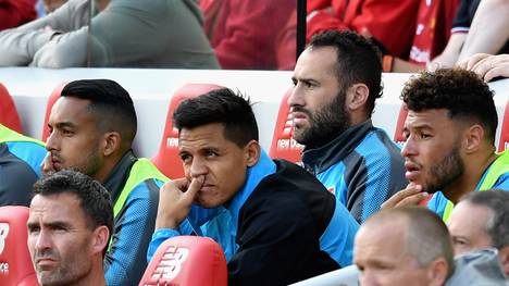Alexis Sánchez (M.) wechselte im Januar 2018 für 34 Millionen Euro vom FC Arsenal zu Manchester United
