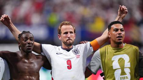 Harry Kane hält derzeit England mit seinen herausragenden Leistungen bei der WM auf Kurs. Dass man dabei zu abhängig vom Bayern-Star sei, glauben Morgan Rogers und Marcus Rashford allerdings nicht.