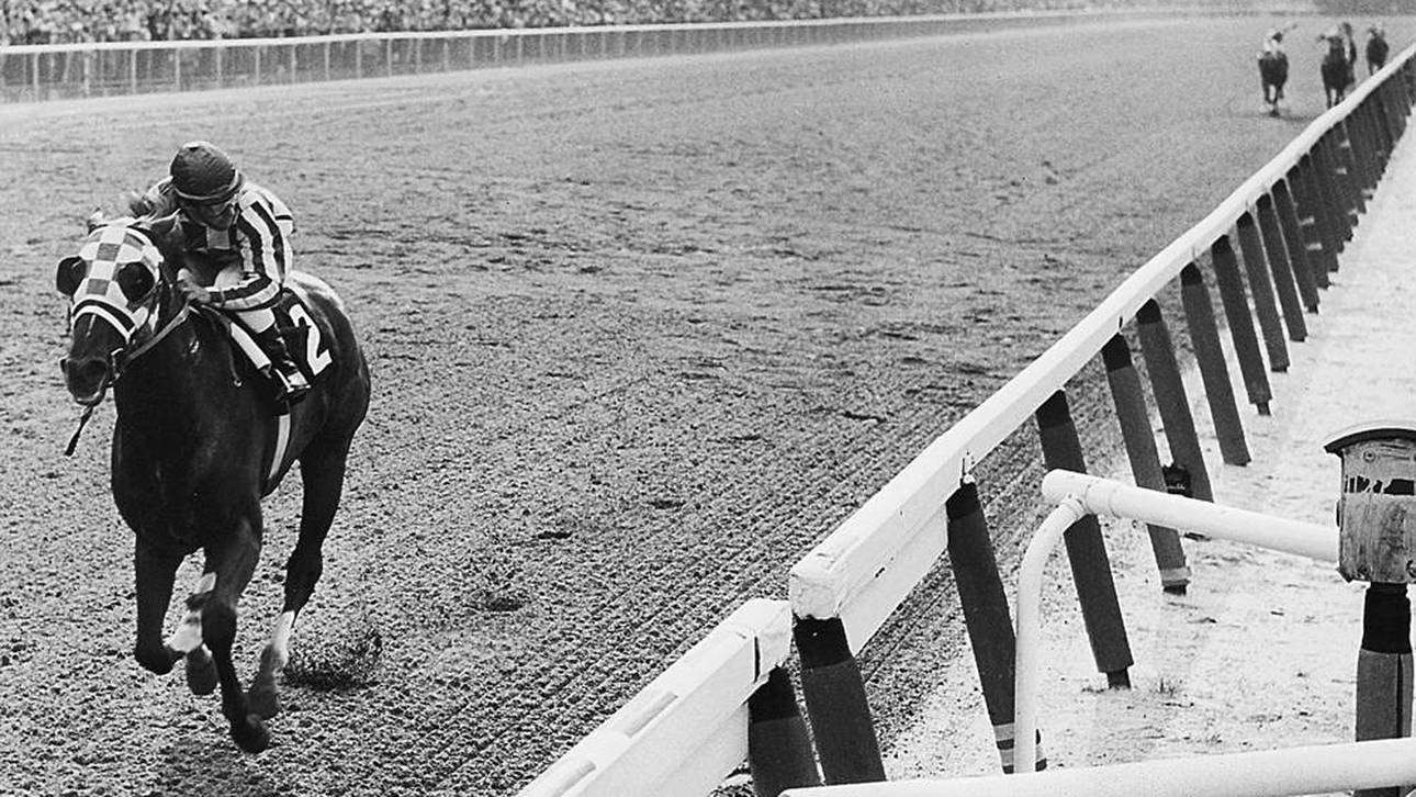 Secretariat erreicht die Ziellinie bei den Belmont Stakes mit 31 Längen Vorsprung