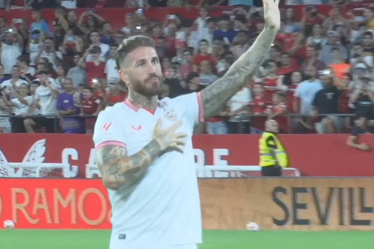 Nach 18 Jahren kehrt der 180malige spanische Nationalspieler Sergio Ramos zu seinem Jugendverein FC Sevilla zurück. Für ihn und fast alle eine höchst emotionale Angelegenheit. Doch die Ultras des andalusischen Erstligisten haben ihm nie verziehen. dass er einst seinen Wechsel zu Real Madrid forciert hatte und Pfiffe gegen ihn mit Provokationen beantwortete.