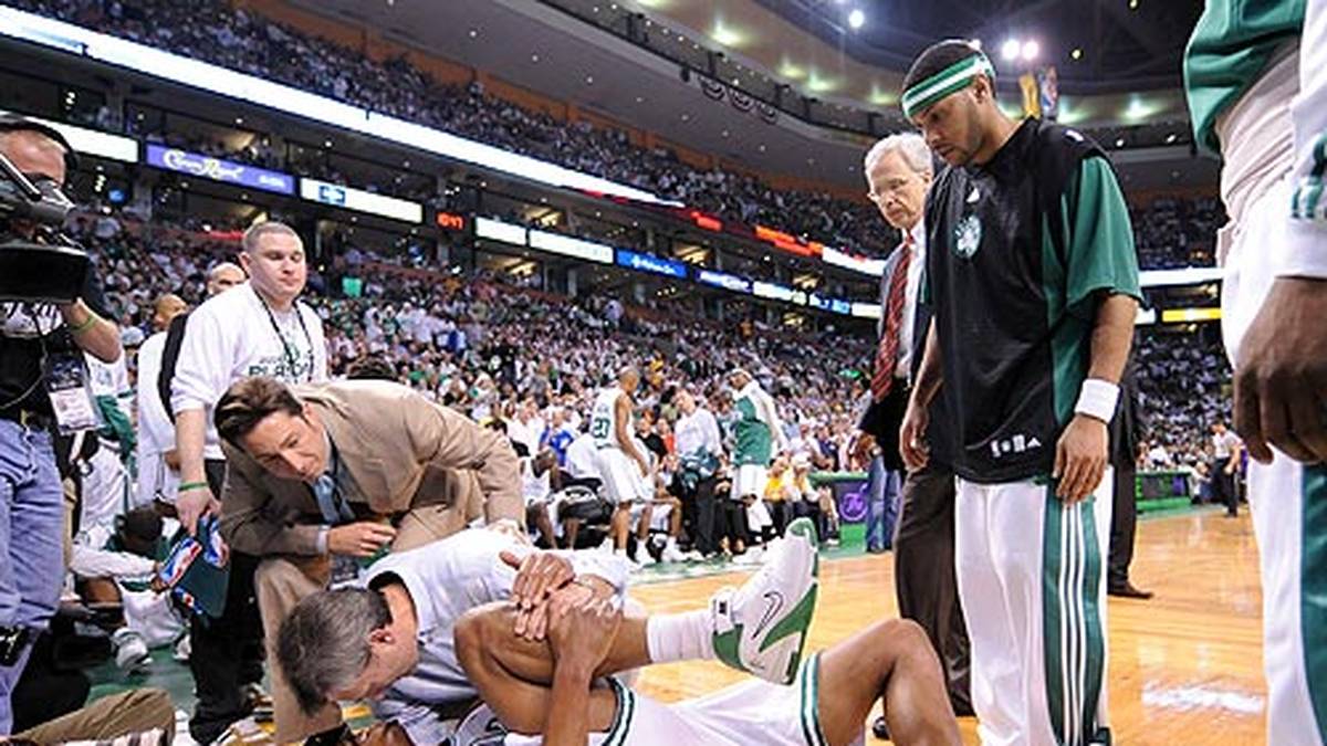 Paul Pierce verletzt sich im dritten Viertel am Knie und wird mit schmerzverzerrtem Gesicht vom Parkett getragen. "The Truth" kommt wenige Minuten später zurück und sorgt mit 15 Punkten für die vorentscheidende 98:88-Führung der Celtics 
