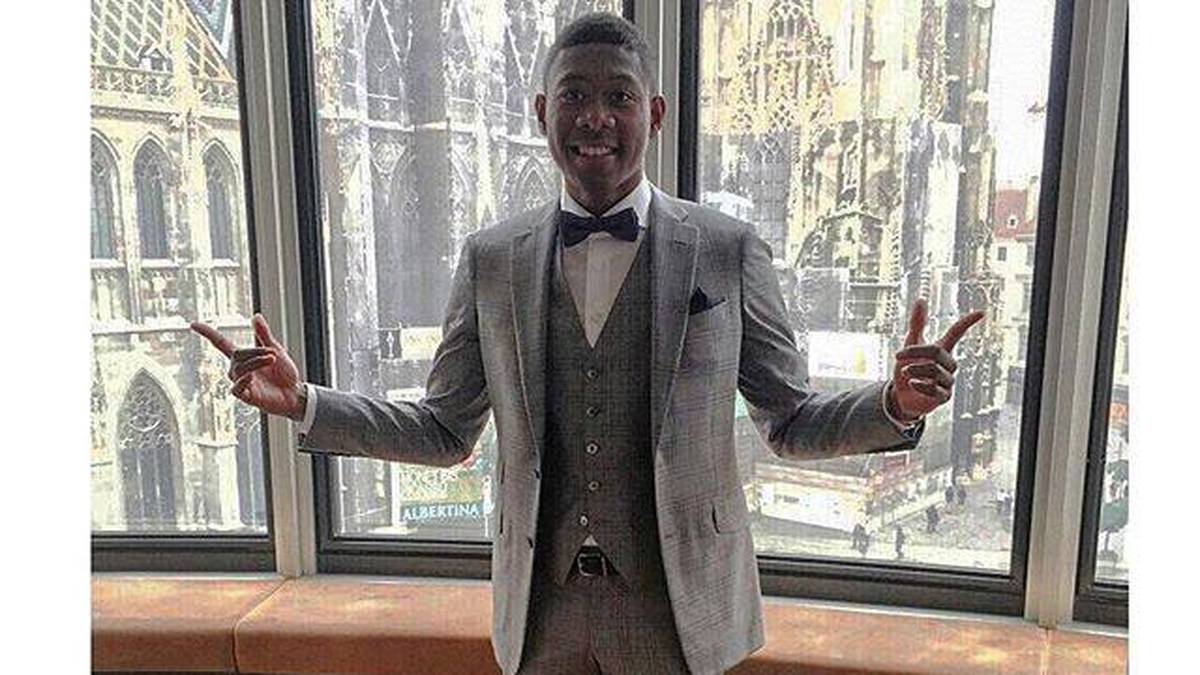 Ebenfalls Ton in Ton grüßt David Alaba seine Fans aus dem Münchner Rathaus