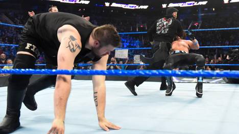 Kevin Owens (l.) und Sami Zayn gingen bei WWE SmackDown Live auf AJ Styles los