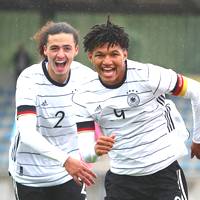 Seit dem Karriereende von Miroslav Klose hat die deutsche Nationalmannschaft ein Stürmerproblem. Hoffnung macht nun ein junger Dortmunder, der bei der U17-EM groß aufspielt. 