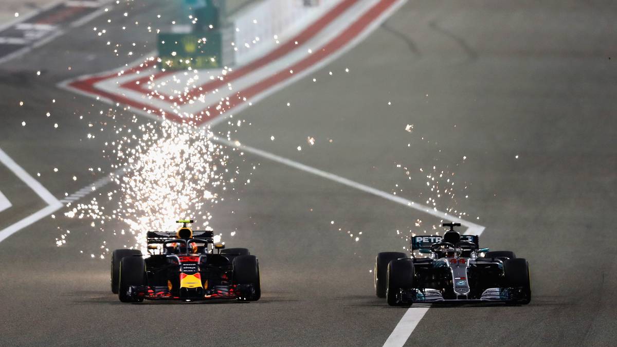 Hamiltons Frontflügel schlitzt den linken Hinterreifen von Verstappens Red Bull auf. Nach dem Boxenstopp fällt er mit einem Folgeschaden aus. Ricciardos Motor schaltet sich in Runde zwei selbständig aus
