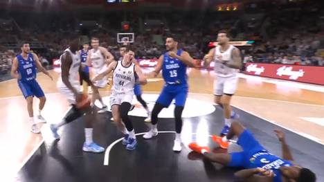 Beim Auftaktsieg in der WM-Qualifikation des DBB-Teams gegen Israel kommt es zwischen den Teamkollegen Isaac Bonga und David Krämer zu einer kuriosen Situation.