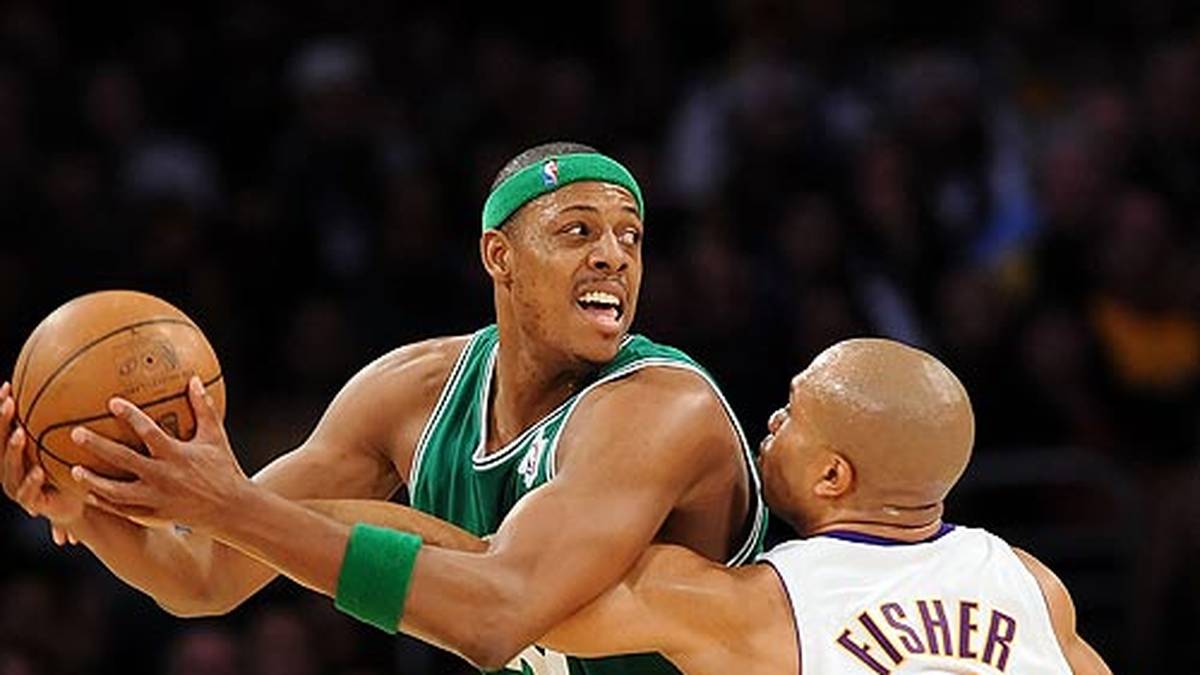 Pierce (l.) führt Boston zum 17. Titel der Klubgeschichte und wird zum Finals-MVP gekürt. Kobe Bryant, der vor der Serie als MVP gehandelt wird, geht aufgrund der Niederlage seines Klubs leer aus
