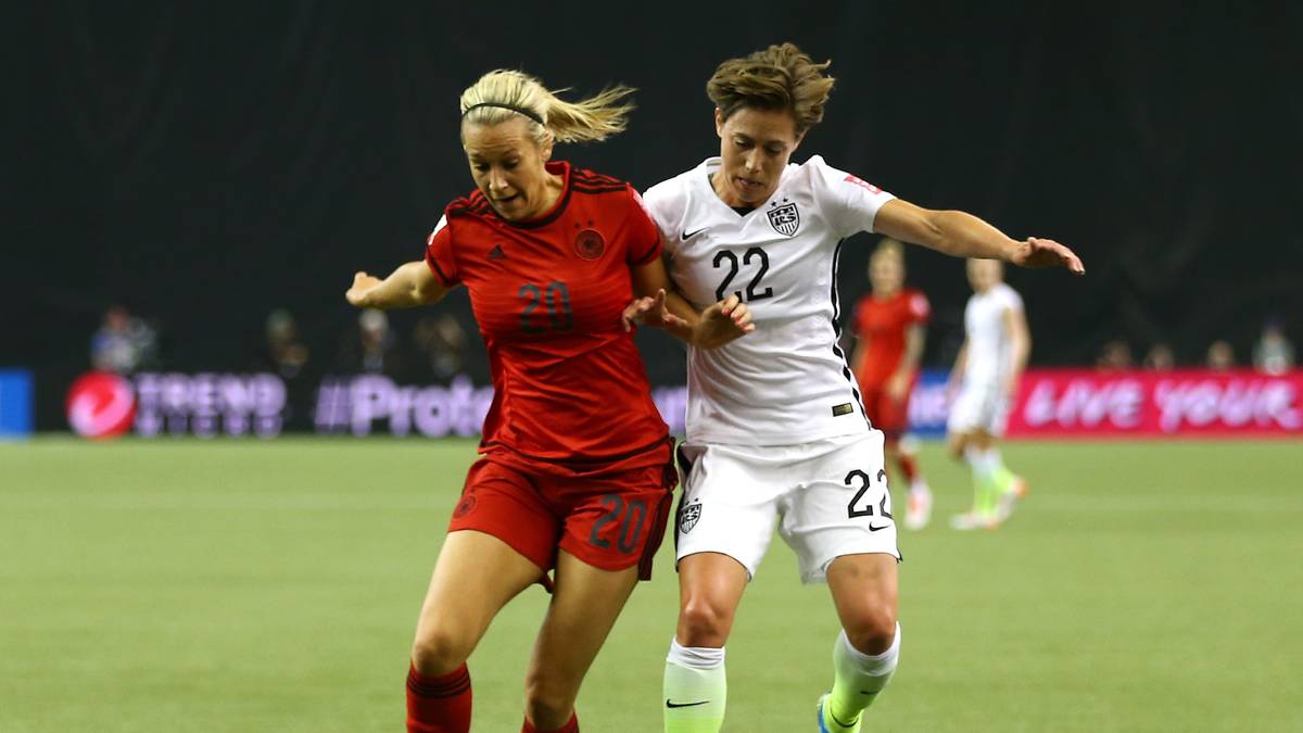 LENA GOESSLING: Gewann wichtige Zweikämpfe in der zentralen Zone, bemühte sich Struktur ins Mittelfeldspiel zu bringen. Doch das gelang meist nur mit Querpässen. SPORT1-Note: 3,5
