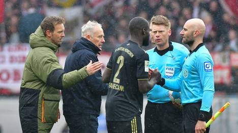 Bei den SPORT1 News am Montagabend war SPORT1 Chefreporter Kerry Hau zu Gast und hat mit Moderator Jochen Stutzky über die kuriose Wechsel-Panne bei den Bayern gegen den SC Freiburg gesprochen. 
