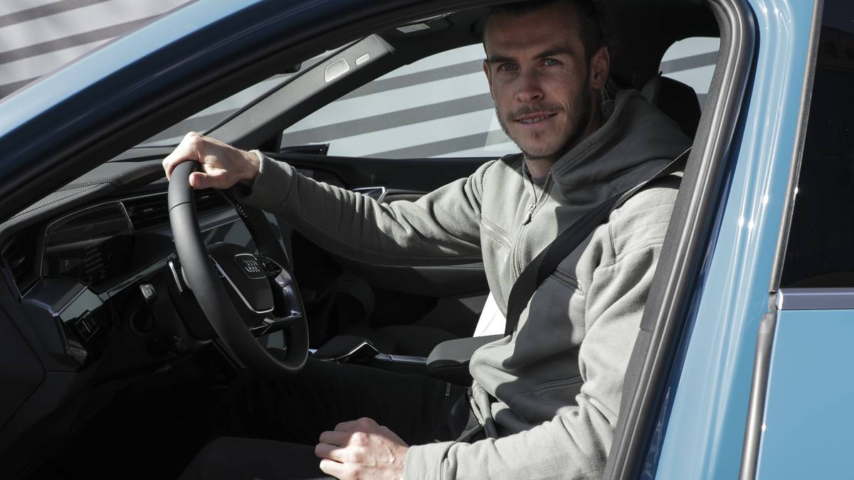 Gareth Bale versucht sich an einem Elektroauto, das Audi als geeignet "für sportliche Individualisten" bewirbt. Der e-tron 55 quattro kostet im freien Handel 83.620 Euro