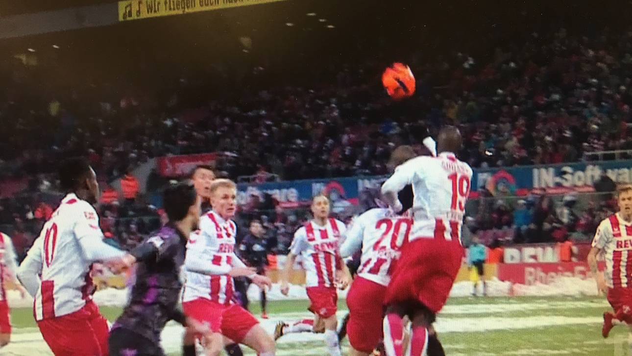 Mit diesem Handspiel leitete Sehrou Guirassy den Elfmeter in der Nachspielzeit