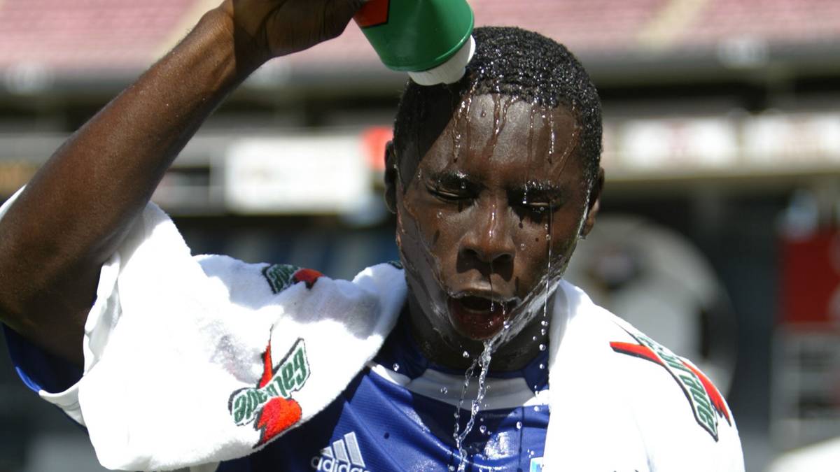 Wer mit 14 Jahren seinen ersten Profivertrag unterschreibt, aus dem muss einfach was werden, oder? Freddy Adu sollte der Spieler sein, der Soccer in den USA auf eine neue Ebene hebt. Ganz alleine. Ein offensiver, torgefährlicher Mittelfeldspieler, der Tricks draufhatte, die viele nicht einmal an der Playstation nachmachen können