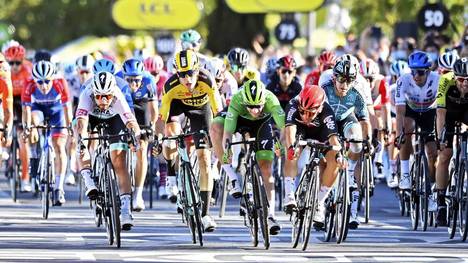 Sam Bennett (Grünes Trikot) hat bei der Tour de France den Sieg in der Sprintwertung vor Augen 