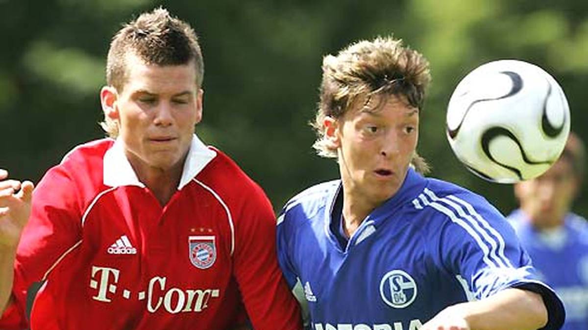 Mesut Özil wird am 15. Oktober 1988 in Gelsenkirchen geboren. Das Fußballspielen lernt er mit seinen Kumpels auf der Straße im so genannten "Affenkäfig". Über DJK Westfalia 04, DJK Teutonia Schalke-Nord, DJK Falke-Gelsenkirchen und Rot-Weiß Essen führt sein Weg zum FC Schalke. Dort gewinnt er am 4. Juni 2006 die A-Jugend-Meisterschaft mit 2:1 gegen den FC Bayern