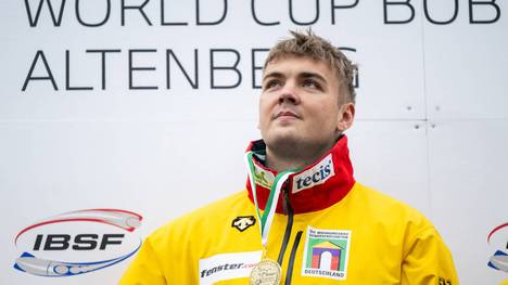 Simon Wulff bei der Siegerehrung auf dem obersten Podium