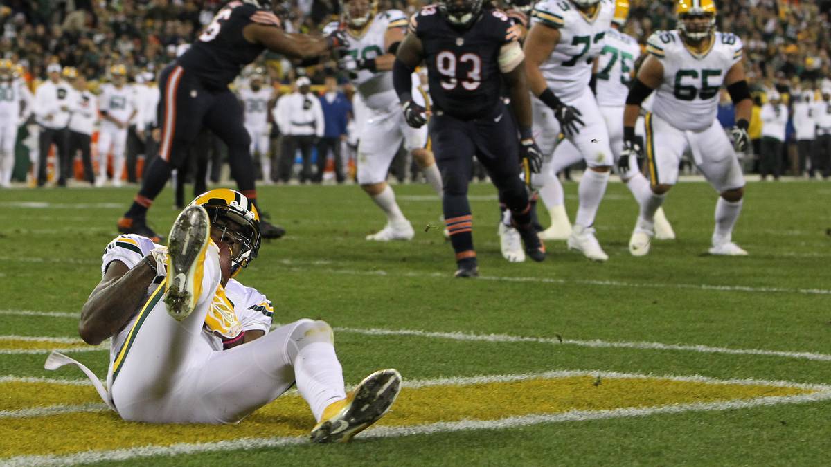 Weiße Hose und weißes Shirt, dazu die berühmten gelb-grünen Streifen: Davante Adams saut das Spezialtrikot der Green Bay Packers ganz schön ein