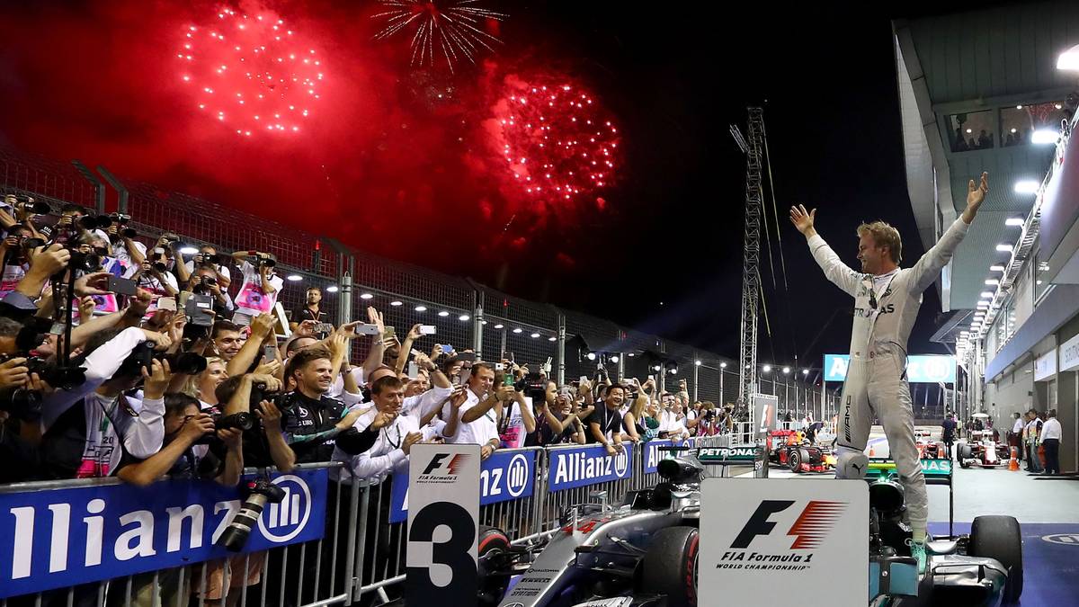 Am Ende reicht der hauchdünne Vorsprung zum Premieren-Sieg in Singapur: Nico Rosberg überholt Titel-Konkurrent Lewis Hamilton zudem in der WM-Wertung