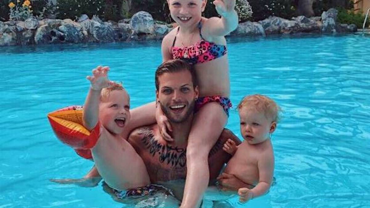 Dennis Diekmeier feiert mit seinen Kids auf Kreta eine Poolparty