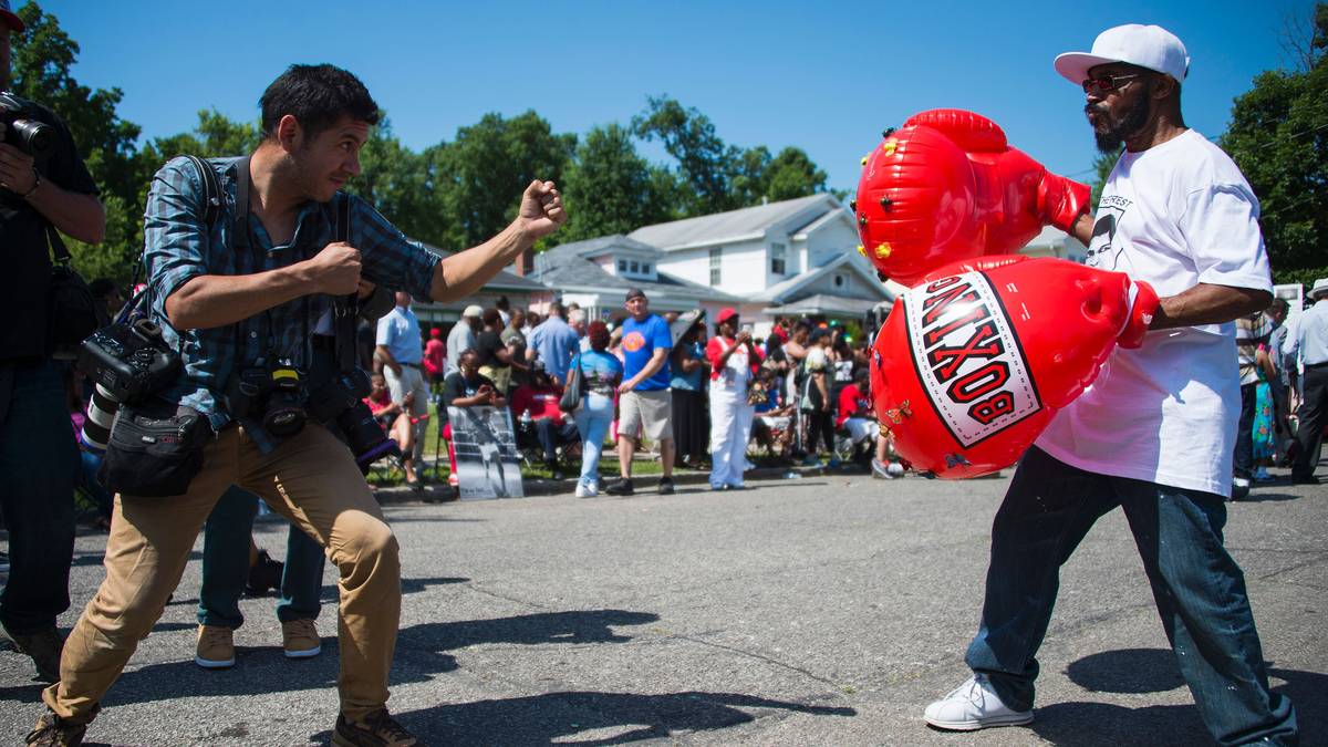 Ein Fotograf und ein Einheimischer imitieren sogar extra einen kleinen Boxkampf