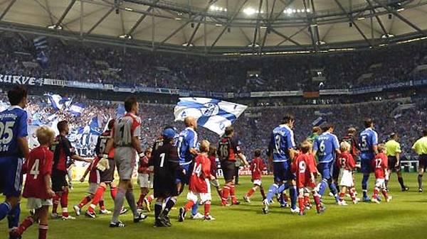 Am 12. August 2006 debütiert Özil dann im Alter von 17 Jahren in der Bundesliga-Elf der "Königsblauen". Beim Heimspiel zum Saisonauftakt gegen Eintracht Frankfurt wird er zehn Minuten vor Schluss für Hamit Altintop eingewechselt