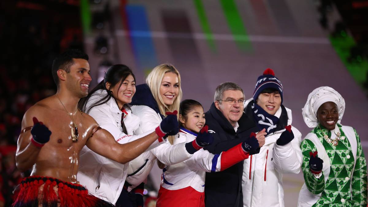 Kurz vor dem Ende versammelt der IOC-Präsident noch einmal einige Athleten auf der Bühne zu einem Foto. Mit dabei ist unter anderem Ski-Superstar Lindsey Vonn