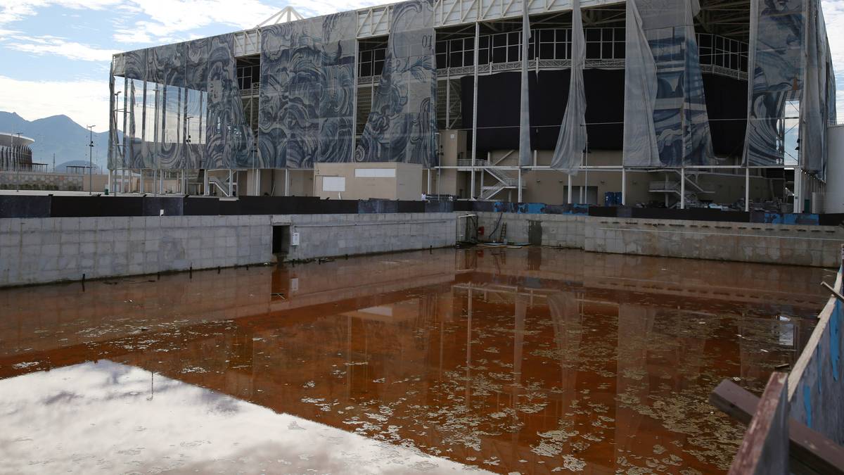 Vor dem Aquatics Center sammelt sich abgestandenes Regenwasser in einem Becken