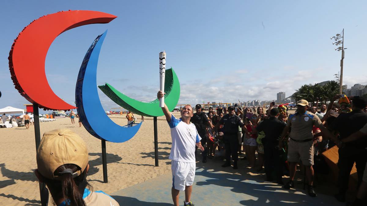 ... feierlich zum Symbol der Paralympcis getragen