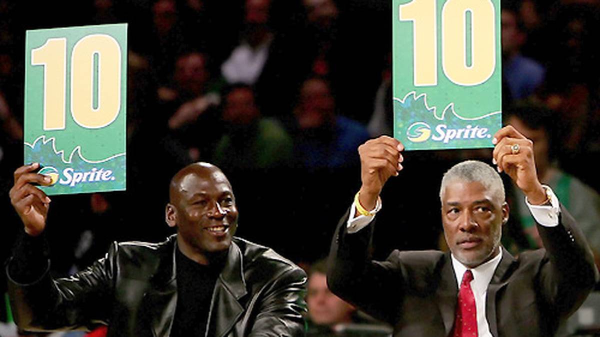 In den folgenden Jahren taucht Jordan hin und wieder bei NBA-Events auf . Mit Julius Erving (r.) lässt er sich als Punktrichter beim Slam Dunk Contest sehen.
