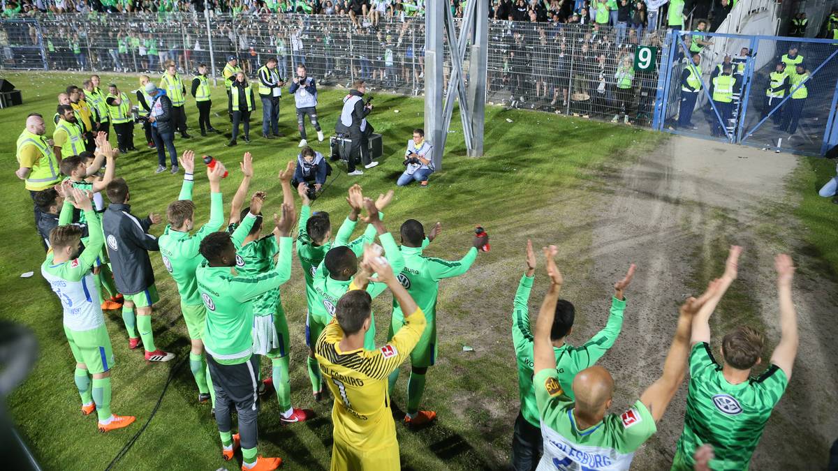 PLATZ 18: VFL WOLFSBURG - Das Schlusslicht bei den Preisen für die Dauerkarten der Bundesliga-Saison 2018/2019 bildet der VfL Wolfsburg. Bei den Wölfen kriegt man schon für 130 Euro die Dauerkarte für einen Stehplatz. Auch der Sitzplatz (200 Euro) sowie die teuerste Kategorie (400 Euro) sind in der Bundesliga nirgendwo günstiger zu haben