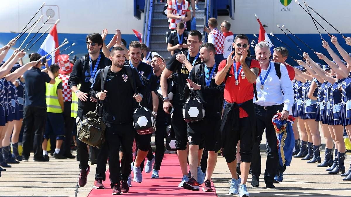 Seine Teamkollegen folgen ihm und lassen sich bereits auf dem Rollfeld feiern