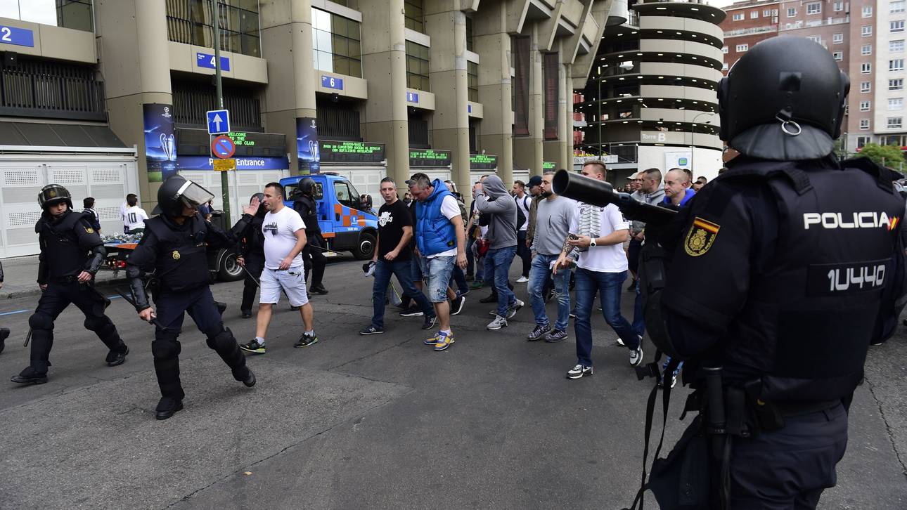 13 Legia-Ultras festgenommen