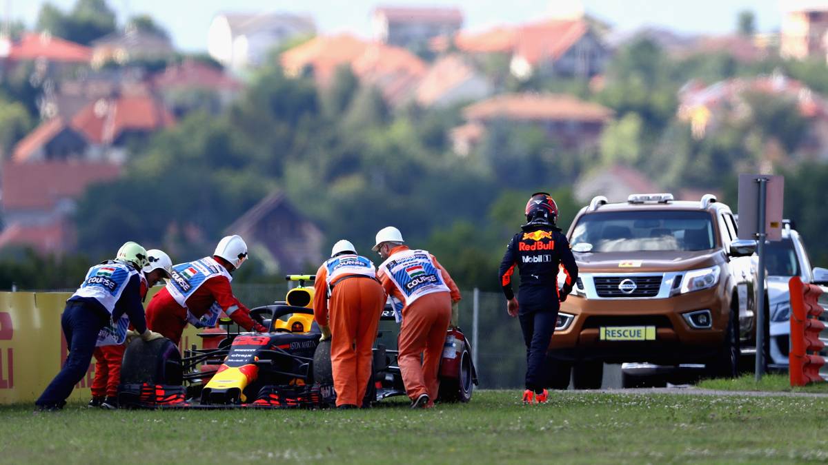 Nach sechs Runden der Schock für Red Bull und Verstappen: Wieder einmal macht der Renault-Motor schlapp. Verstappen tobt am Funk: "Kann ich nicht einfach weiterfahren? Ist mir egal, ob dieser Scheiß-Motor explodiert. Das ist doch ein Scheiß-Witz - jedes verdammte Mal"