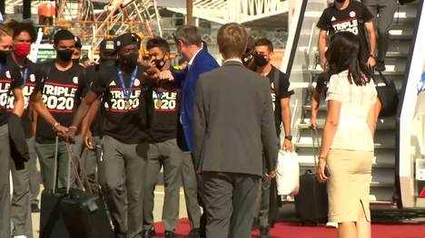 Nach dem Triple-Sieg sind die Bayern wieder in München gelandet. Ministerpräsident Söder schwärmt von der Mannschaft und begrüßt sie coronakonform.