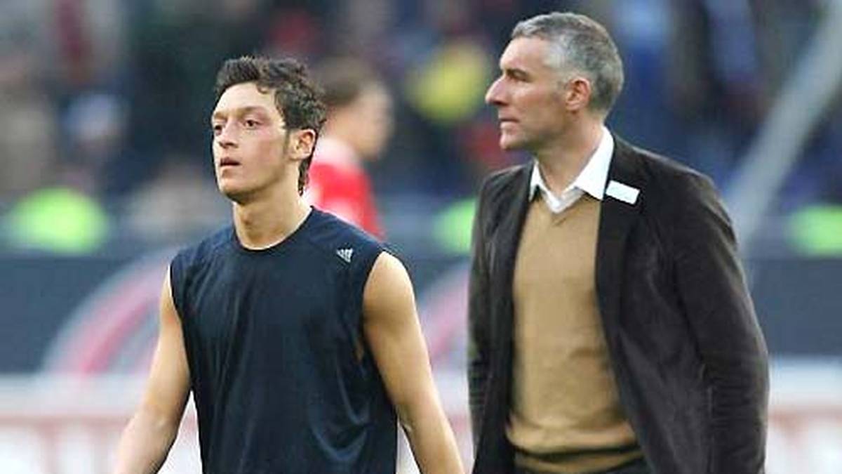 Kurz darauf folgt das bisher dunkelste Kapitel in Özils Karriere: Die Verhandlungen über eine Vertragsverlängerung auf Schalke platzen, Trainer Mirko Slomka nennt Özil "ferngesteuert"