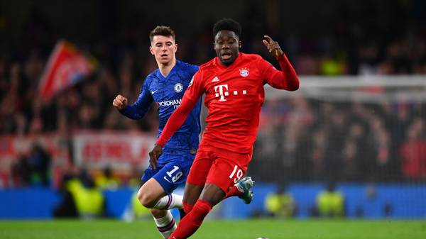 LONDON, ENGLAND - FEBRUARY 25: Alphonso Davies of Bayern Munich and Mason Mount of Chelsea in action during the UEFA Champions League round of 16 first leg match between Chelsea FC and FC Bayern Muenchen at Stamford Bridge on February 25, 2020 in London, United Kingdom. (Photo by Clive Mason/Getty Images)