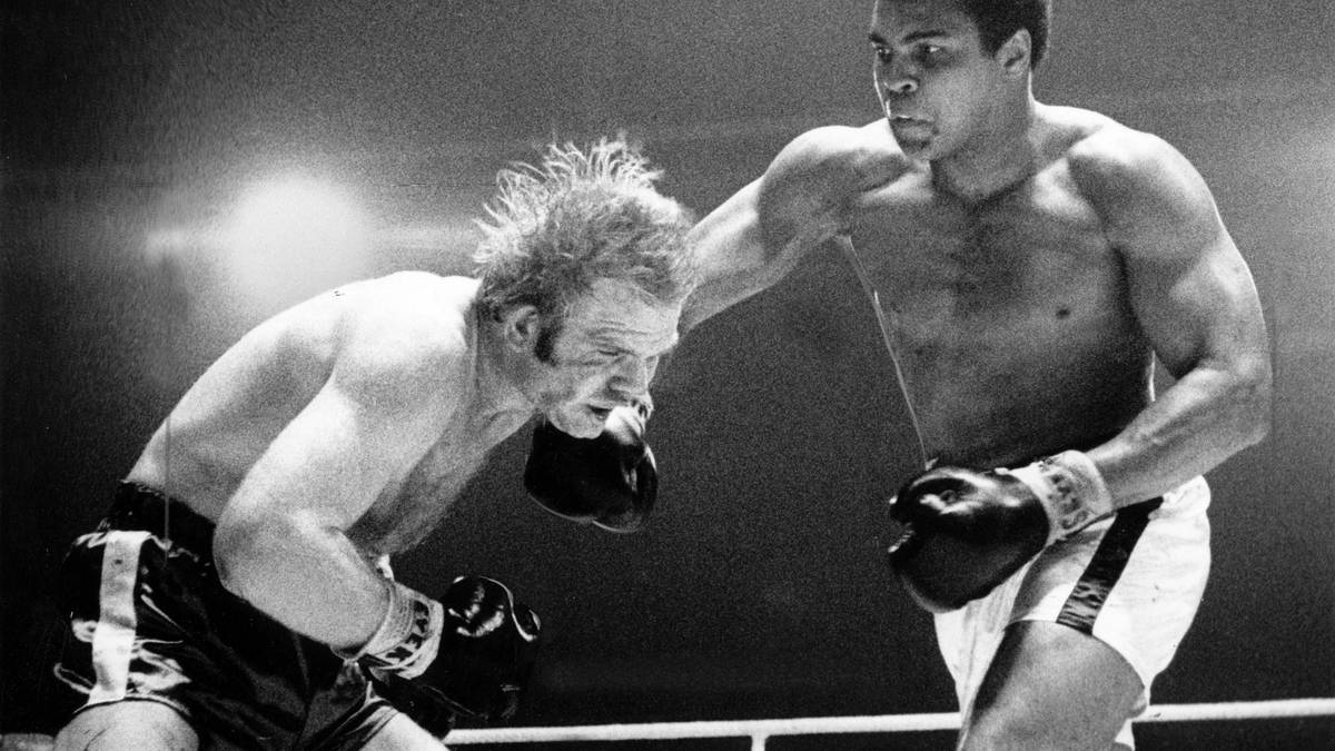 Ali muss die Mission Weltmeister neu beginnen. Zwei Tage nach Weihnachten 1971 kämpft er zum zweiten und letzten Mal gegen einen Deutschen. Jürgen Blin will den motivierten Ali überraschen, übersteht aber nur sieben Runden. Dann trifft ihn ein "Schlag wie ein Blitz" und Blin geht K.o.