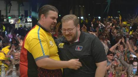 Gabriel Clemens startet erfolgreich in den German Darts Grand Prix! Er schlägt den Schweden Oskar Lukasiak knapp mit 6:4.