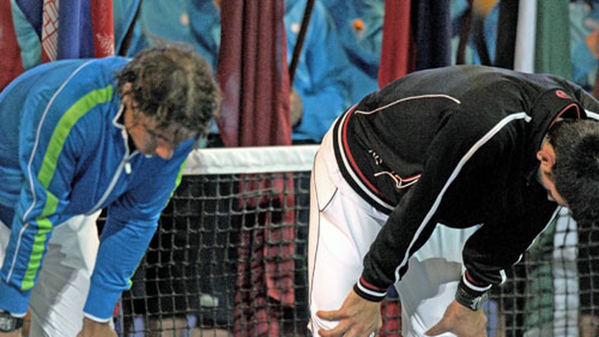 Wenige Monate später tragen sich die beiden Dauerrivalen in die Geschichtsbücher ein. Im Finale der Australian Open liefern sich Nadal und Djokovic eine Tennis-Schlacht über 353 Minuten und bestreiten damit das längste Grand-Slam-Finale der Geschichte. Der Sieg geht mit 5:7, 6:4 6:2, 6:7 (5:7), 7:5 an den Djoker