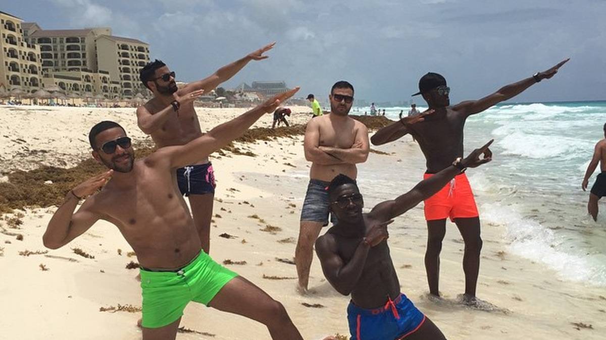 Usain Bolt mal vier: Wolfsburgs Josuha Guilavogui und seine Kumpels posen im Urlaub wie der Sprint-Superstar - nur ein Kollege ist offenbar zu cool dafür