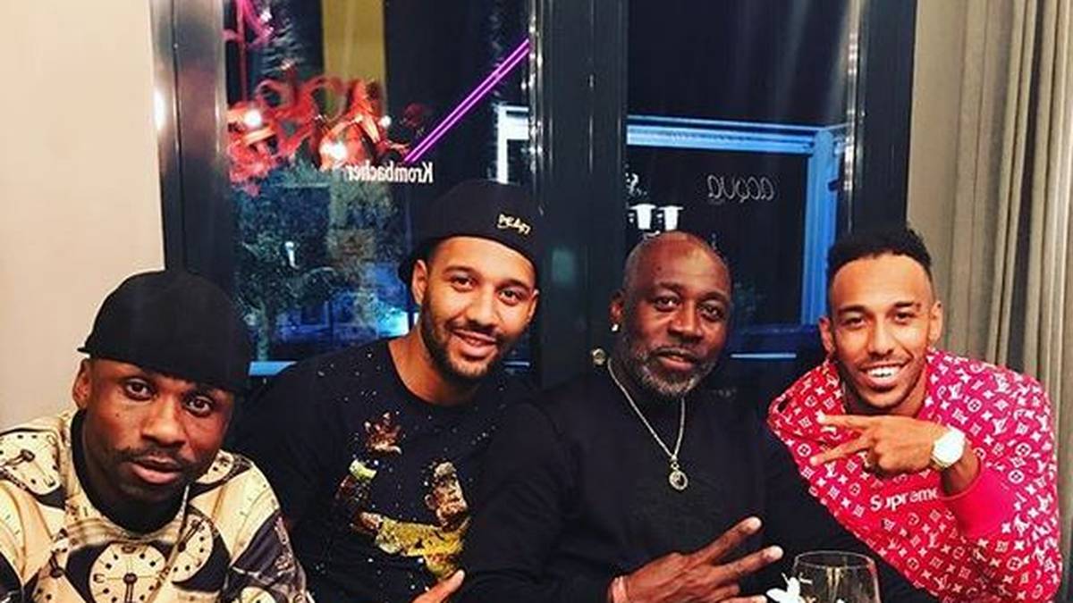 "Ich glaube, dass der kleine Affe und seine Familie von hier verschwinden müssen, denn hier kann man nicht mehr leben", wütet Papa Aubameyang darauf auf Instagram - löscht diesen Eintrag aber später wieder