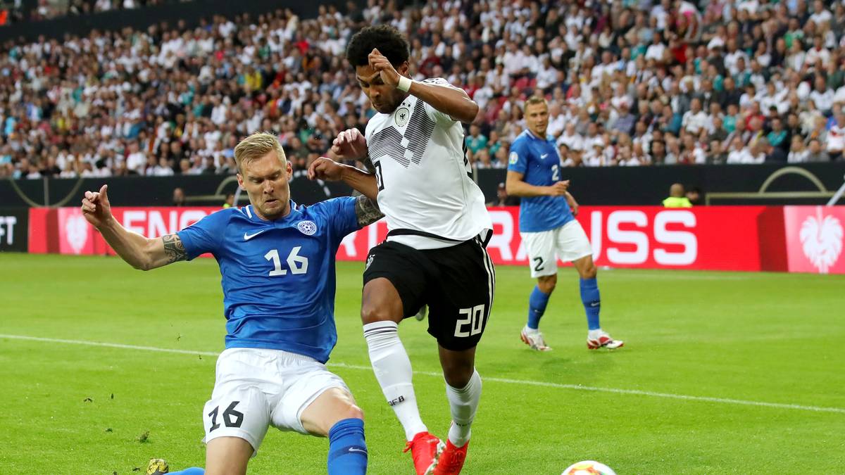 SERGE GNABRY: Tauschte mit Sané immer wieder die Seiten, war stets auf Empfang. Sein Versuch mit der Hacke blieb noch ohne Erfolg (5.), doch dann traf er aus Nahdistanz zum 2:0. Es war sein sechstes Tor im achten Länderspiel. Legte nach der Pause Tor Nummer sieben nach. Beiden Treffern gingen beste Mittelstürmer-Laufwege voraus. SPORT1-Note: 1,5