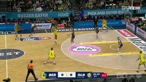Die BBL-Highlights der Basketball-Partie ALBA Berlin - EWE Baskets Oldenburg im Video.